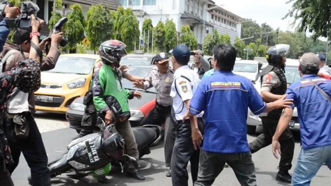 Atribut Disita, Driver Gojek-Ojek Pangkalan Nyaris Bentrok di Nagoya Hill