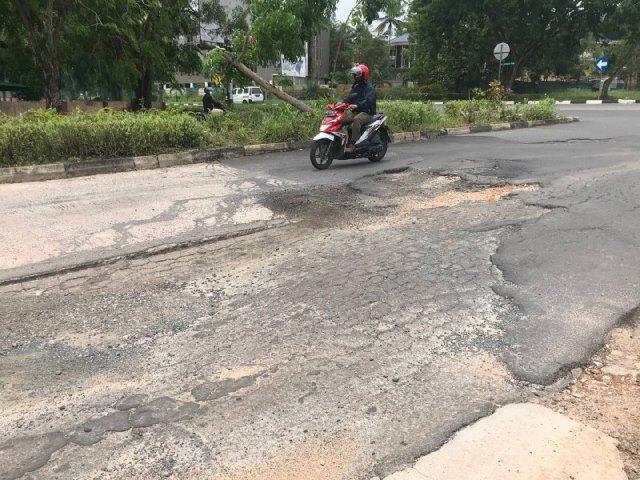 Jalan di Green Land Batam Makin Hancur, Warga: Kerusakan Cuma Ditandai
