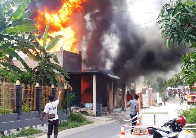 Si Jago Merah Lalap Ruko di Karimun, 1 Mobil Ikut Terbakar