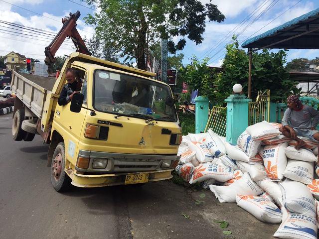 Sopir Diduga Sakit, Truk Hilang Kendali Lalu Tabrak Pagar Rumah