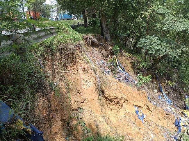 Tebing Jalan Seraya Atas Mulai Longsor, Ratusan Rumah di Bengkong Terancam Tertimbun