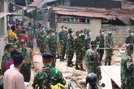 Lamtamal IV Tanjungpinang Tertibkan 48 Rumah di Kampung Jawa