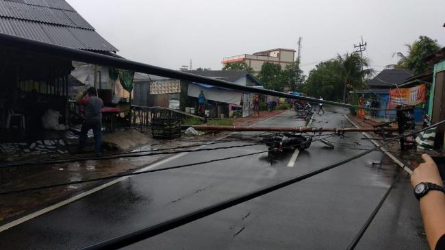 Pengendara Terkapar Ditimpa Tiang Listrik