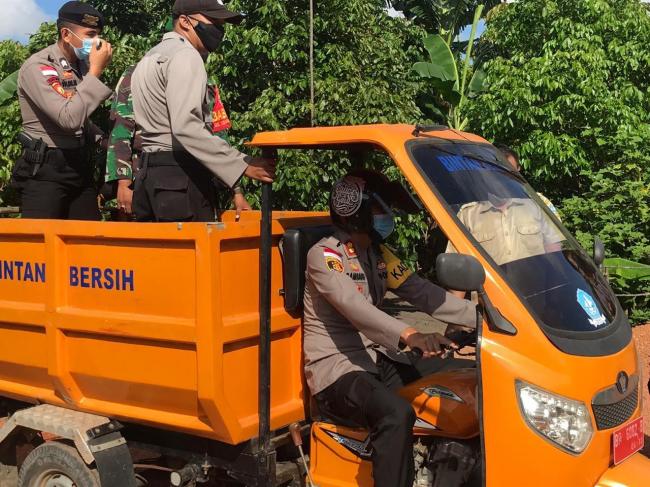 Kapolres Bintan Tunggangi Kendaraan Petugas Kebersihan Bagi Sembako