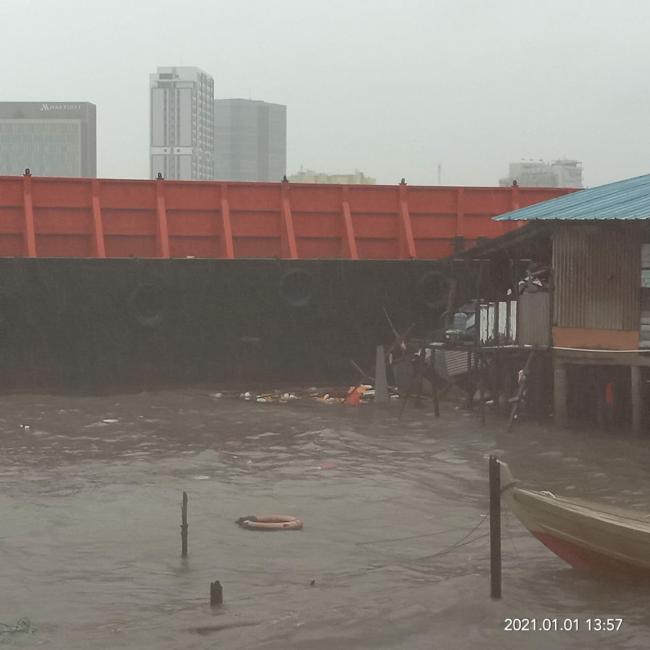 Brak! Tongkang Hantam Rumah Pelantar Warga di Tanjunguma