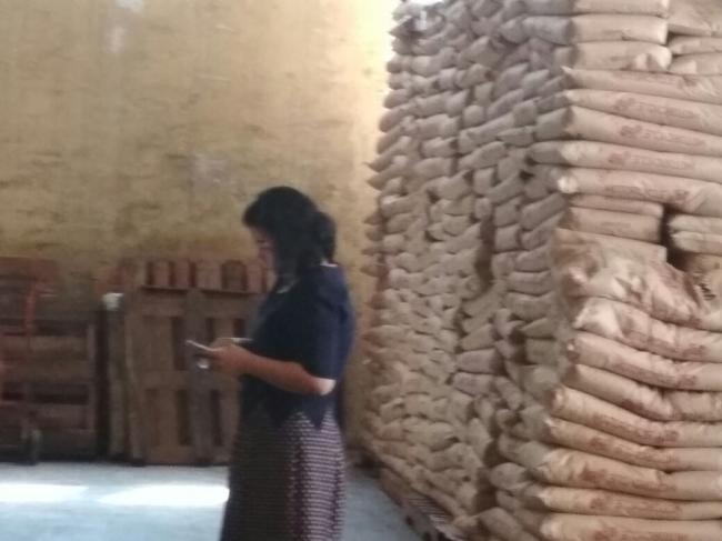 Pemilik Gudang Sibuk Otak-atik Telepon Saat Penggerebekan
