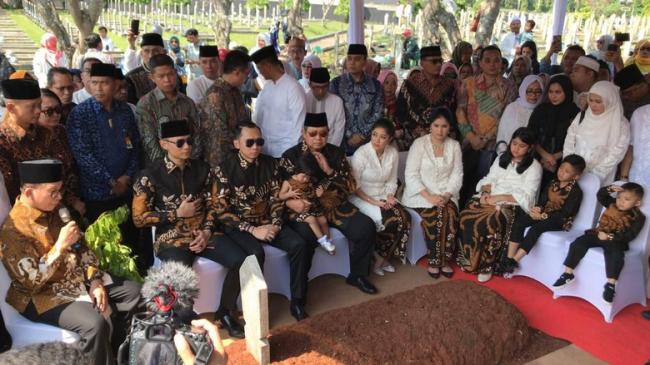 SBY dan Keluarga Ziarah ke Makam Ani Yudhoyono di Kalibata