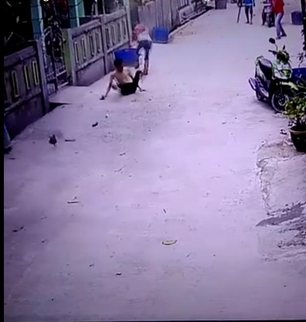 Diduga Orang Gila Bacok Seorang Warga