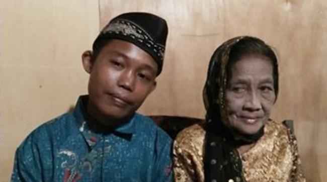 Berharap Momongan, Begini Kisah Cinta ABG dan Nenek 71 Tahun