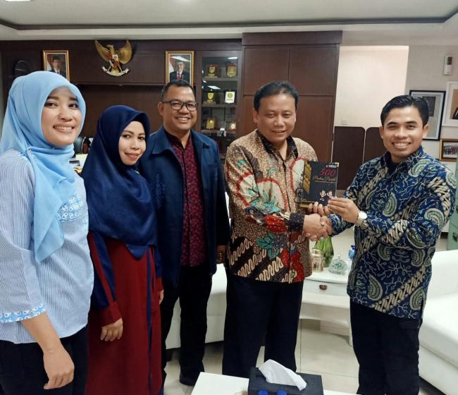 Bawaslu Tanjungpinang Serahkan Buku Pantun Pemilu ke Pusat
