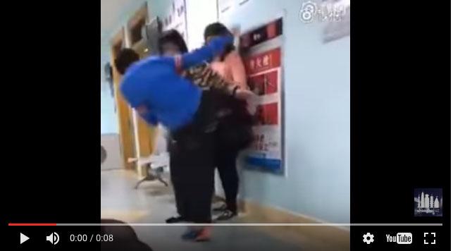 [VIDEO] Anak 10 Tahun Tendang Ibunya Gara-gara Dilarang Main HP
