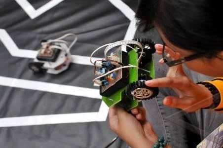 Kontes Robot Pelajar Bertarung di Politeknik Negeri Batam 
