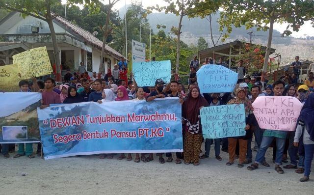 PT Karimun Granite Didemo, Warga Suarakan Aspirasi Lewat Spanduk 
