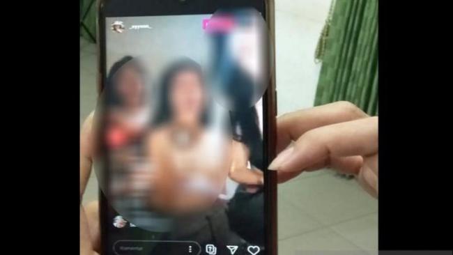 3 Siswi SMA Live IG Buka Bra Jadi Tersangka, Dijerat Pasal Berlapis 