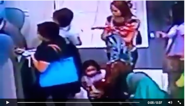 [VIDEO] Komplotan Ibu-ibu Menggendong Anak Tertangkap CCTV Jadi Copet di Mall