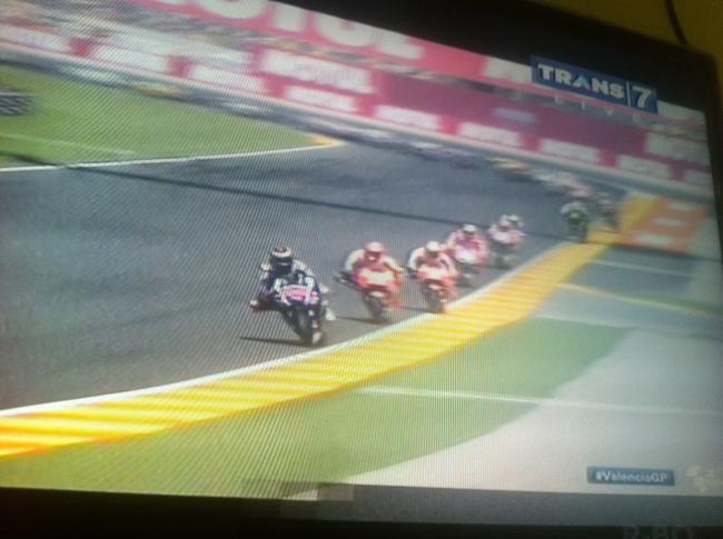 Seru! Rossi Buru Lorenzo di MotoGP Valencia