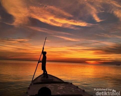 Pulau Rajuni Suguhkan Sunset Jelang Berbuka