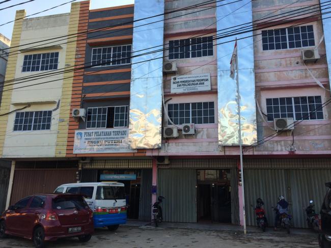 Penjaga Kantor Badan Pemberdayaan Perempuan Sempat Terlihat Jatuh