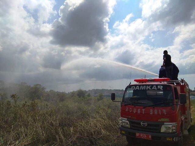 Warga Bakar Sampah Picu Kebakaran Lahan di Tanjungpinang Timur