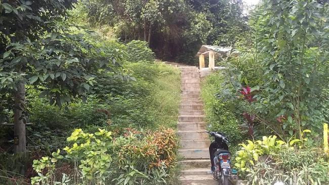 Mendaki 160 Anak Tangga Bukit Keramat di Batam