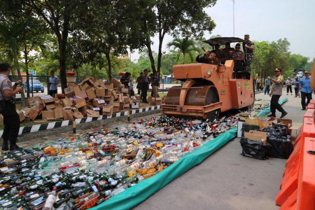 Polresta Barelang Musnahkan Ribuan Botol Miras
