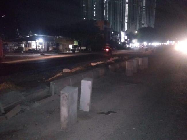 Material Proyek Median Jalan Berserakan, Pengendara Was-was