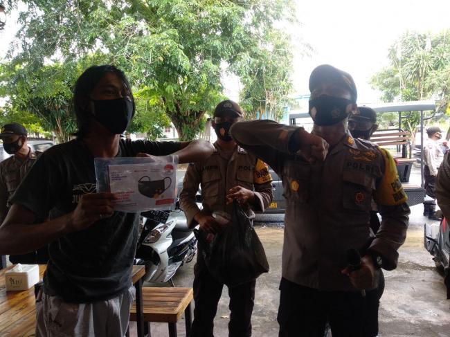 Kapolsek Bukit Bestari Keliling Ingatkan Warga untuk Gunakan Masker