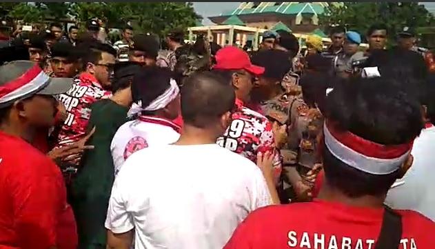 Soeryo Diadang Aparat Masuk Area Masjid Agung, Pendukung: Maju Romo!