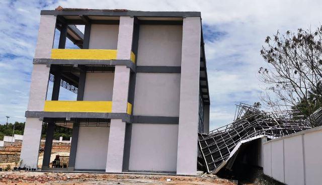 Angin Kencang Terbangkan Atap SMA Negeri 5 Karimun