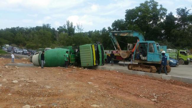 Hati-hati, Ada Truk Molen Terguling di Simpang Jam