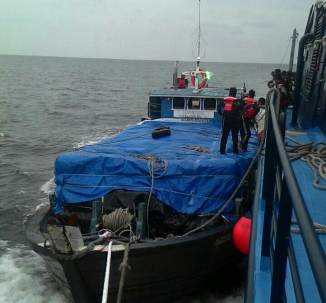 Kapal Patroli DJBC Kepri Gagalkan Penyelundupan Bawang Merah dan Ballpress dari Malaysia