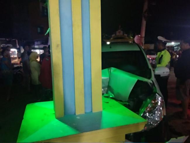 Mobil Ertiga Hancur Tabrak Gapura Masjid di Tanjungpinang