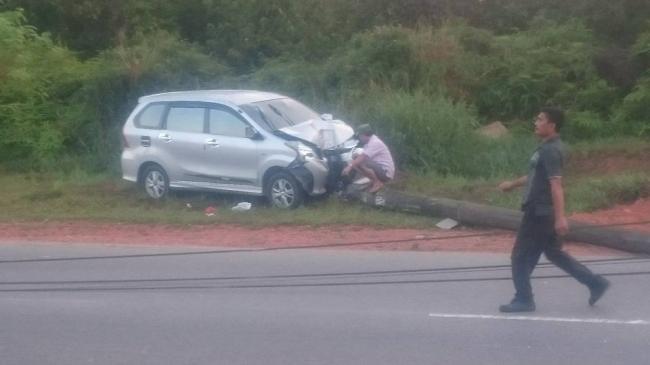Mobil Avanza Hajar Tiga Tiang Listrik Hingga Roboh di Punggur
