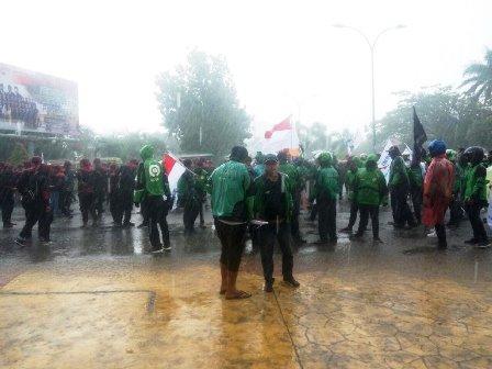 Hujan Deras Sambut Unjuk Rasa Buruh di Batam