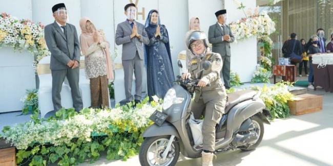 Hindari Kontak Langsung, Pengantin di Banyuwangi Gelar Pernikahan Drive Thru