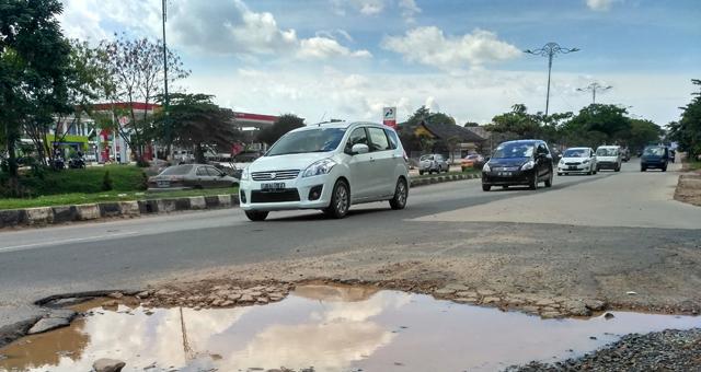 Waspada Jalan Berlobang di Dekat Bundaran Madani Batam Centre