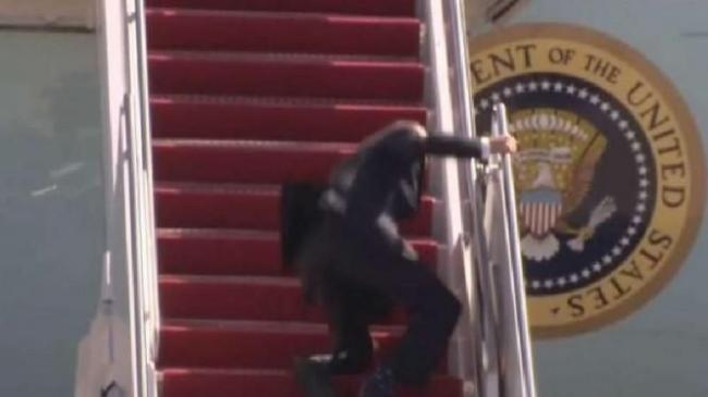 Detik-detik Joe Biden Jatuh di Tangga Pesawat Air Force One