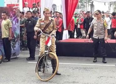 Jokowi Pakai Baju Pejuang Ikut Gowes Bandung Lautan Sepeda