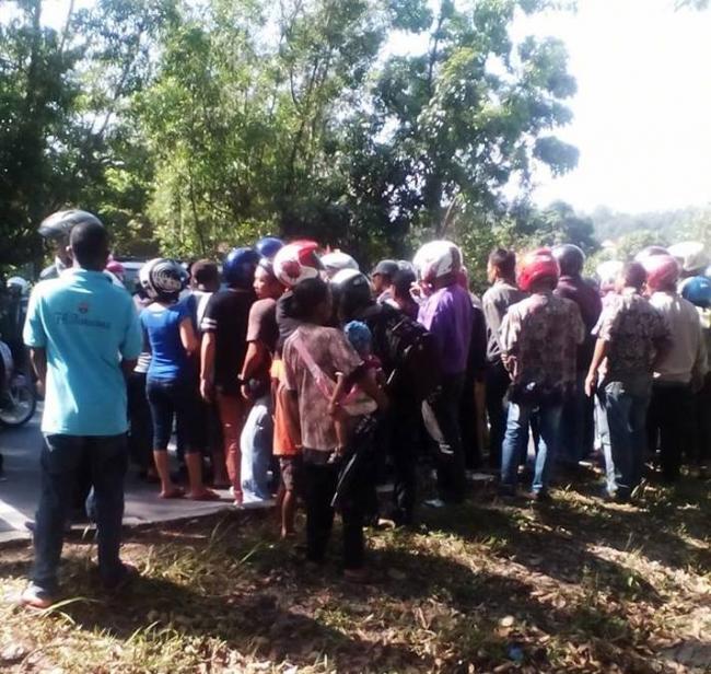 [BREAKINGNEWS] Pengendara Motor Tewas Terlindas Truk Trailer 