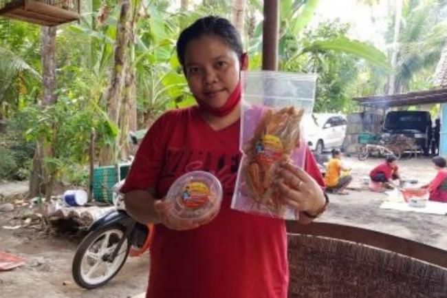 Kreatif! Wanita Ini Sulap Bonggol Pisang Jadi Keripik Beraneka Rasa