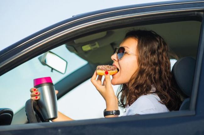 Kebiasaan Makan di Mobil Jadi Alasan Cerai Banyak Pasangan di Malaysia