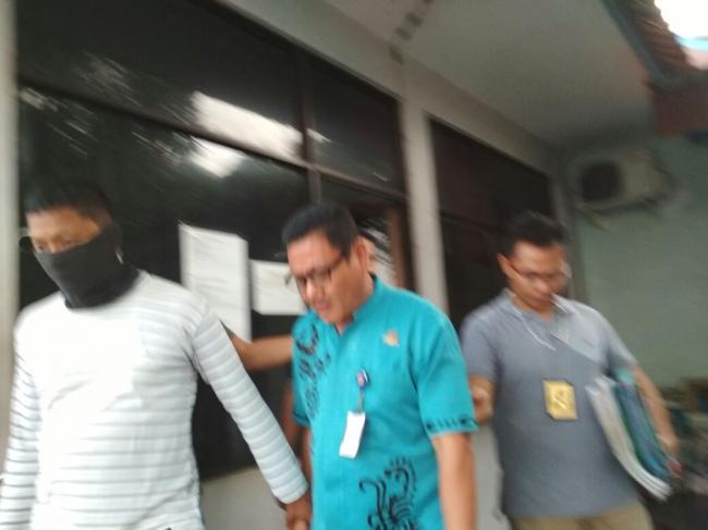 Tertangkap OTT, Kepala KSOP Kabil Masih Santai dan Hisap Rokok