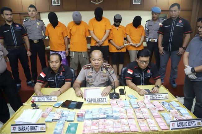 Uang Sitaan dari Komplotan Kepsek SMP 10 Batam Ratusan Juta