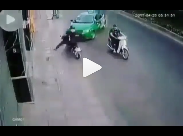Hitungan Detik, Penjambret Instan Kena Karma