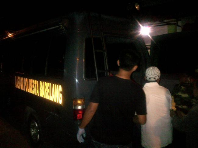 Dobrak Pintu, Tetangga Temukan Sopir Taksi Silver Tewas di Kamar Mandi