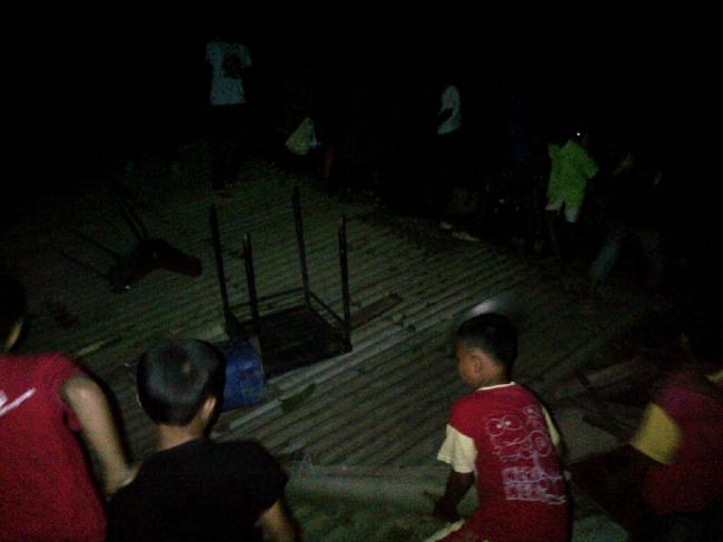 Warga Mengamuk, Rumah Pelaku Pembacok Imam Masjid di Sagulung Hancur Lebur