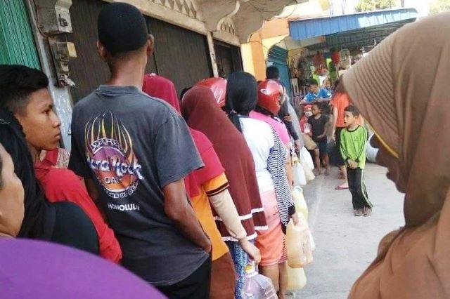 Minyak Tanah Langka, Antrean Warga Mengular di Karimun
