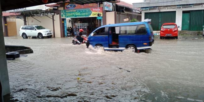 Beberapa Titik Jalan di Karimun Terendam Banjir Hingga Setinggi Lutut