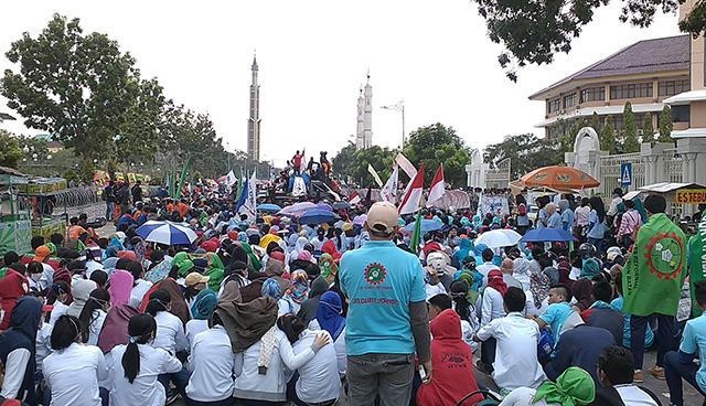 Demo Buruh Lebih Besar, Kantor Wali Kota Dikepung Rapat. Begini Kondisinya