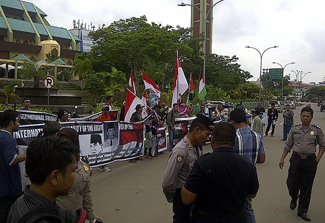 Puluhan Warga Batam Peringati Quds Day di Depan Masjid Agung